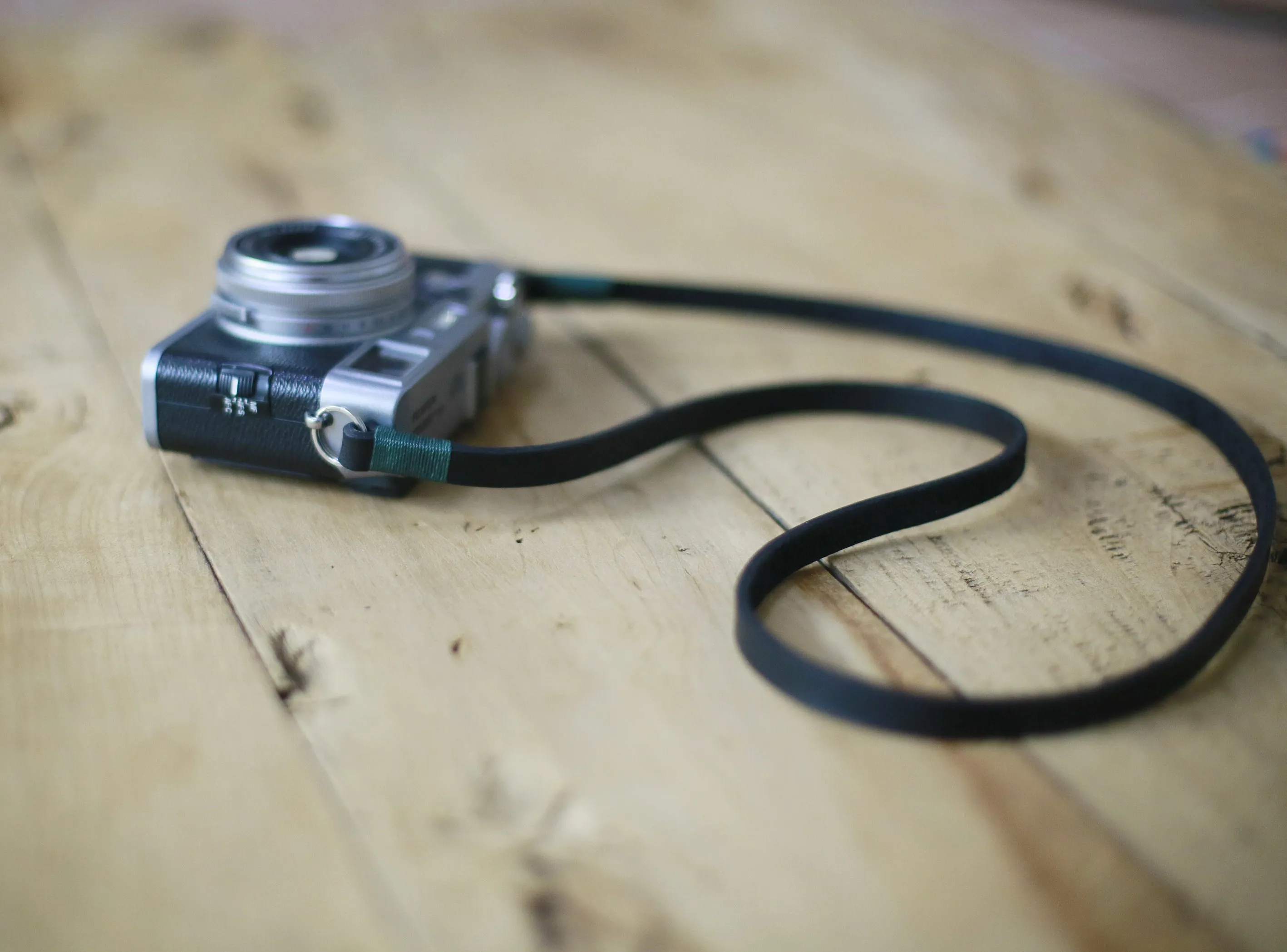 Calm green handmade black leather camera shoulder neck strap | Windmup.com Solid Color Gear Daily Essentials Band