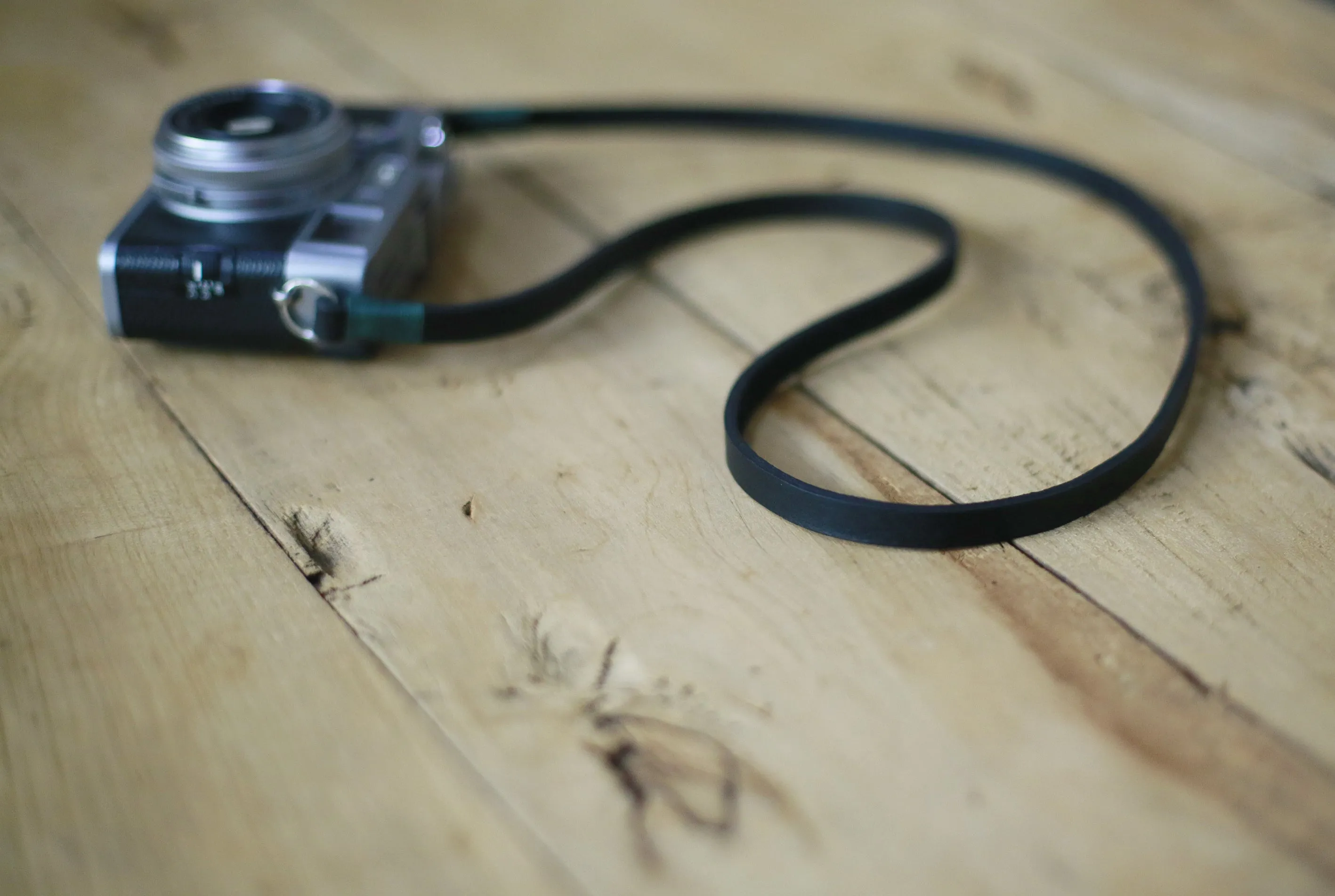 Calm green handmade black leather camera shoulder neck strap | Windmup.com Convenient accessory Strong Stitching