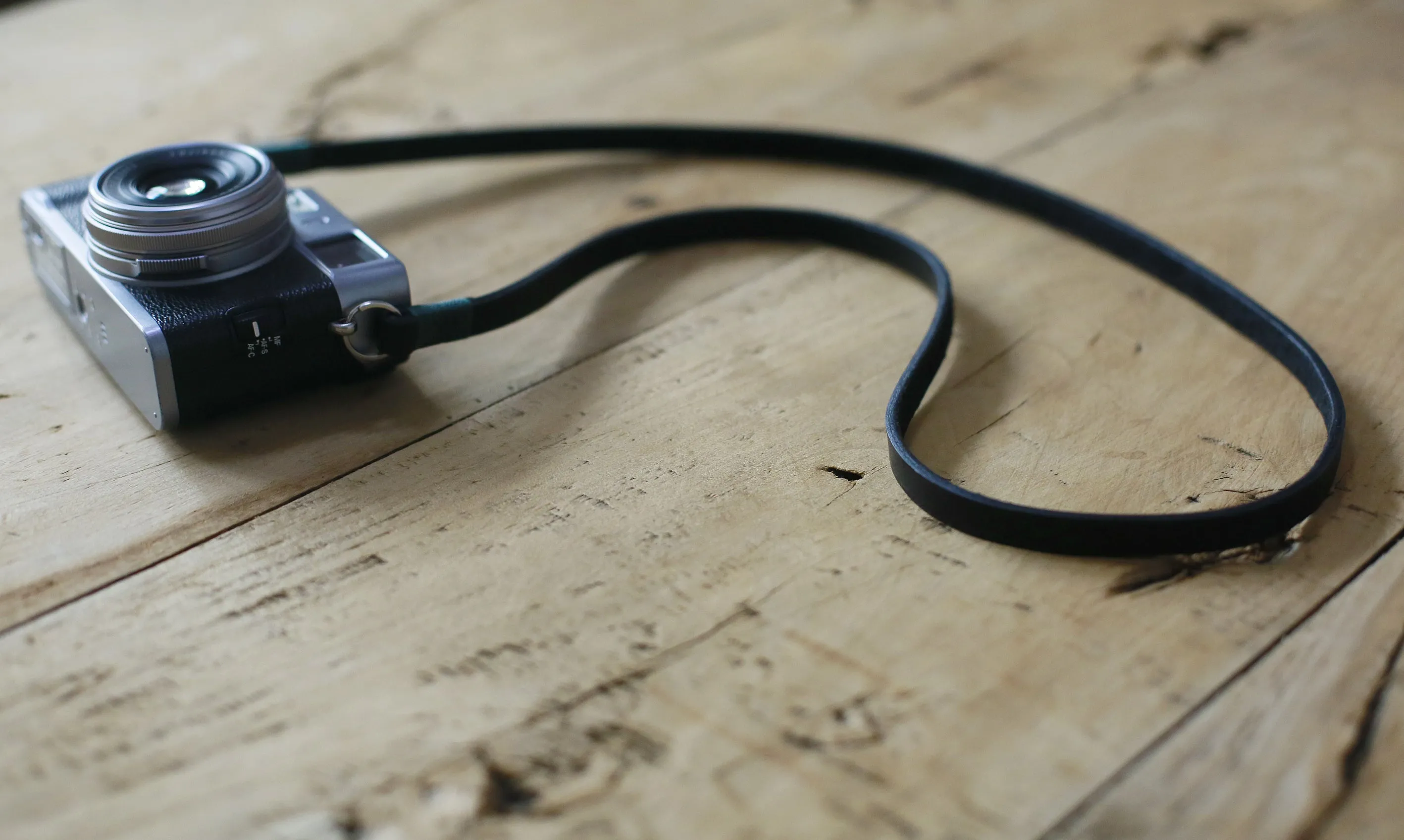 Student Band Comfort Fit Calm green handmade black leather camera shoulder neck strap | Windmup.com