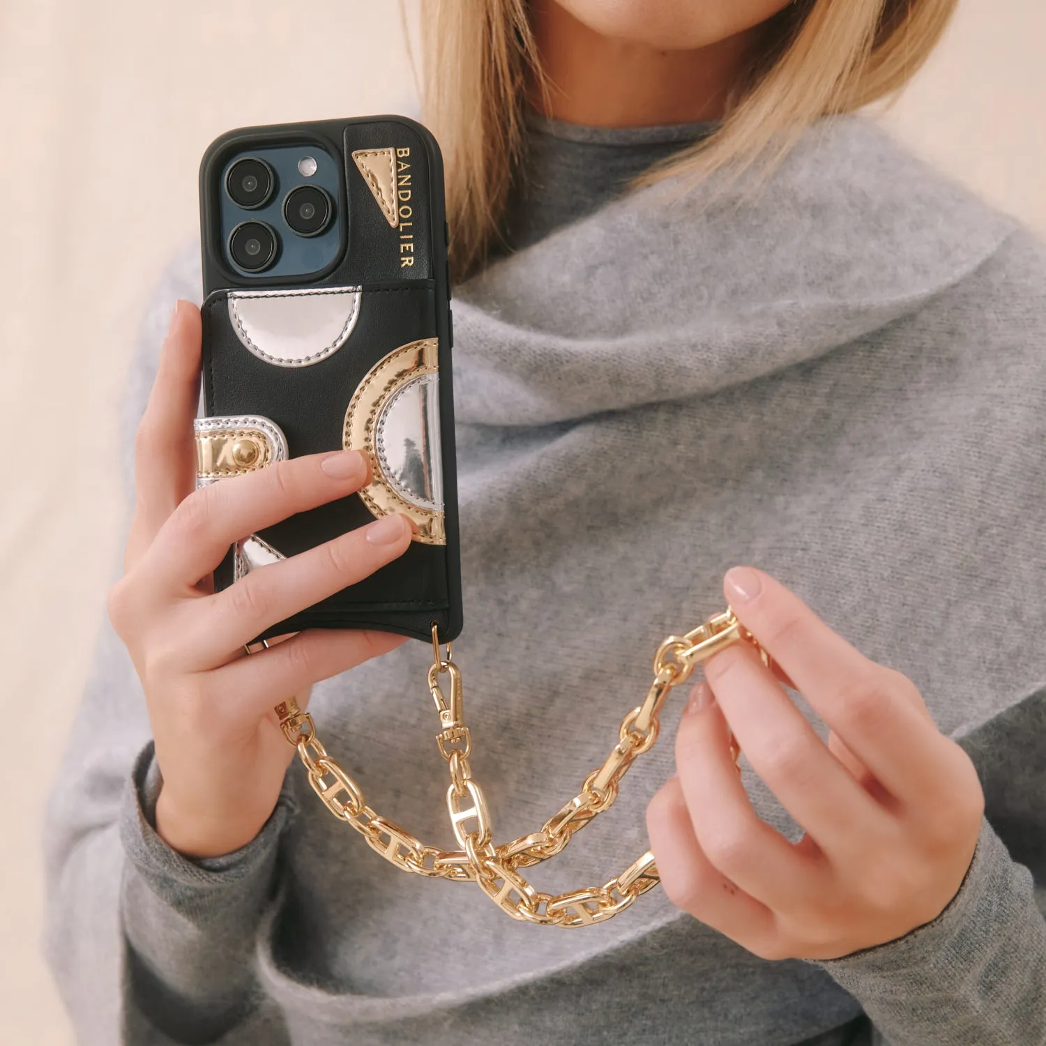 Isla MagSafe Charging Wristlet Phone Case - Black/Gold Flexible structure Modern Detail