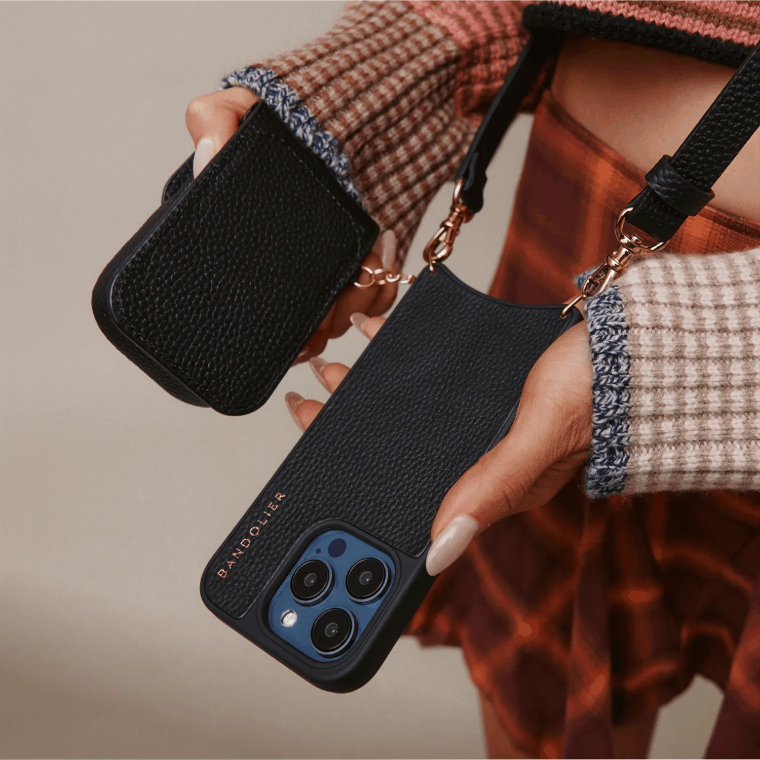 River Magnet Crossbody Phone Case - Black/Gold Elegant Texture Light Finish